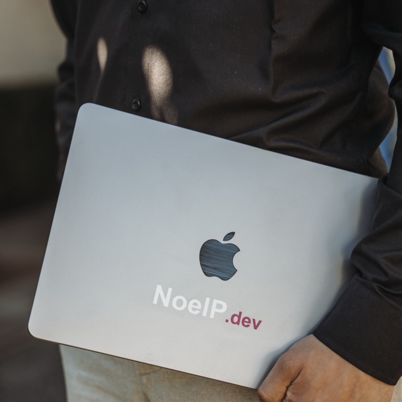 Noël Populiers met NoelP.dev laptop onder de arm, softwareontwikkelaar uit Tilburg
